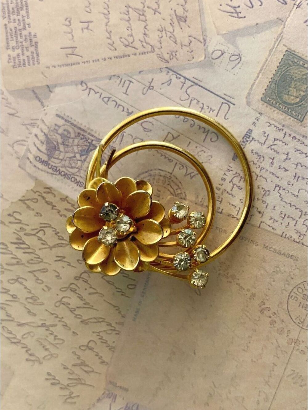 Vintage Elegant Gold Flower Brooch with Sparkling Rhinestones Classic Accessory